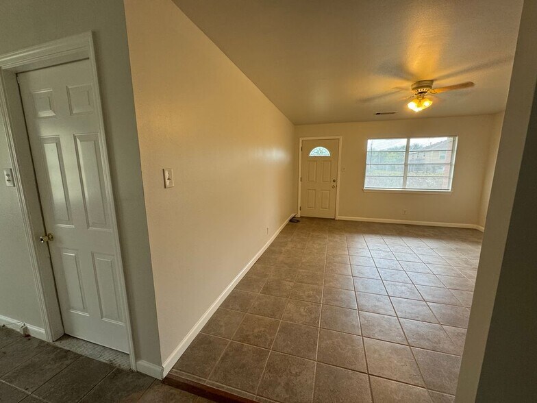 Building Photo - 6710 Fairwood Rd