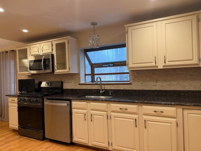 Building Photo - 17 Bayberry Dr