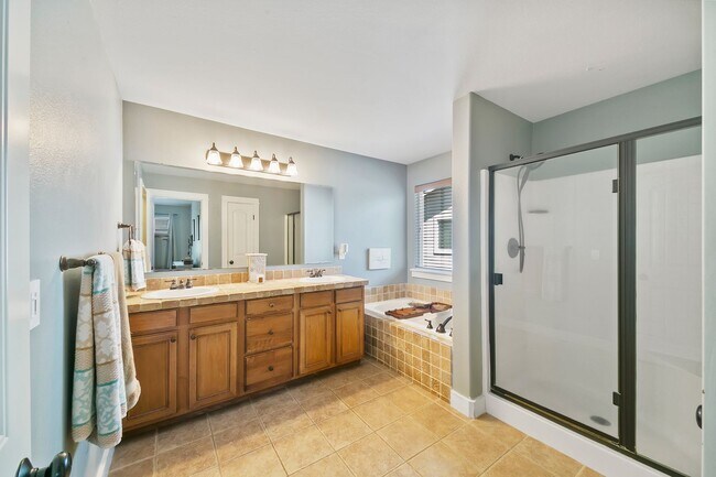 Building Photo - 5 Bedroom Home in Red Feather Estates - Me...