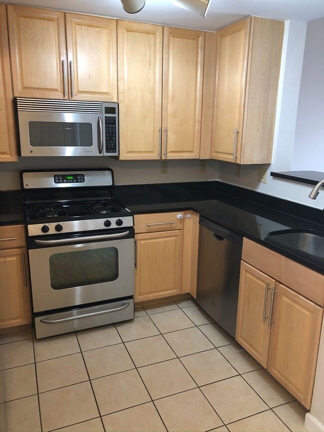 Building Photo - Two-Level Condo Walk in Heart of Revitaliz...