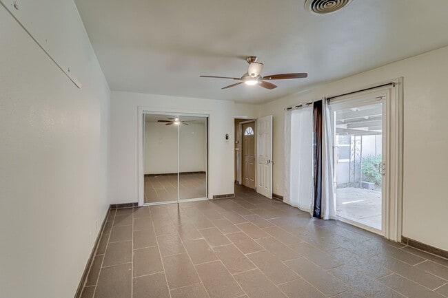 Building Photo - 4+2 Downtown Truxtun Ave Charm!