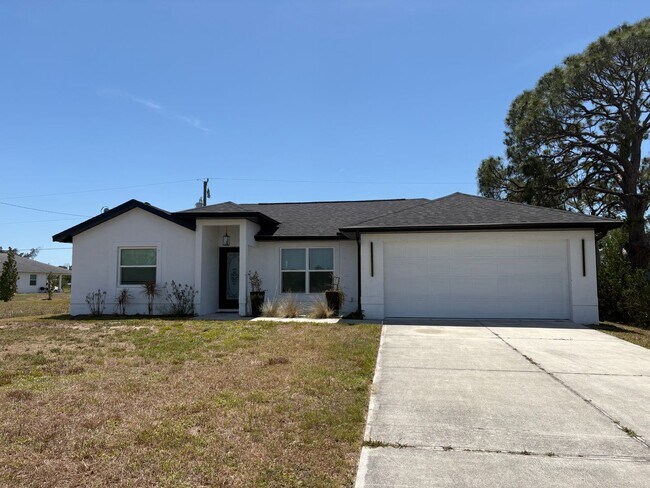 Building Photo - 3/2/2 with Solar!