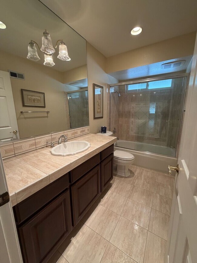 Building Photo - Spacious 3 Bedroom home