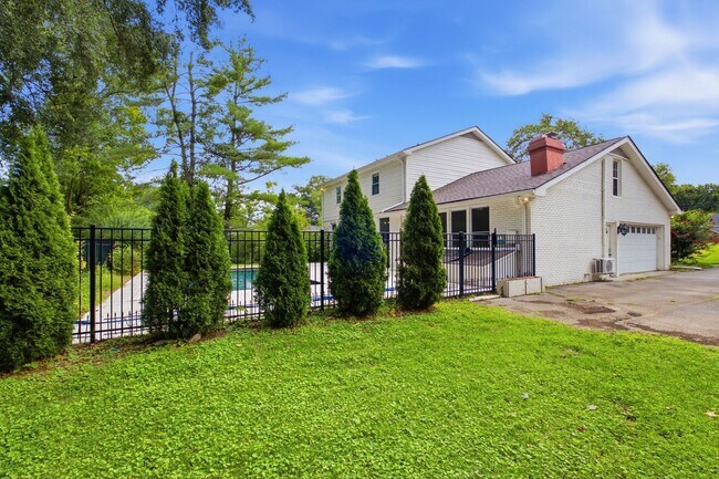 Building Photo - Charming Brentwood Home with In-Ground Pool