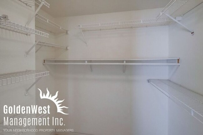 Building Photo - Elegant Dual Master 2Bdm 2.5Ba Townhome in...