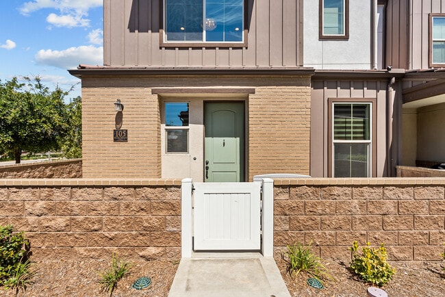 Building Photo - 105 Red Brick Dr