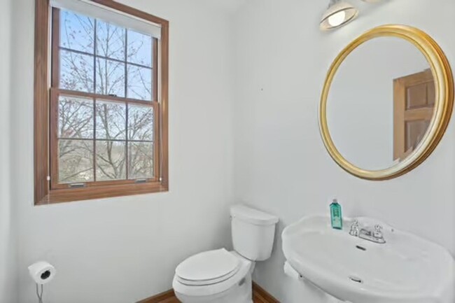 Building Photo - Silverton- Meticulous 4+ bedroom, 5ba, 2 car