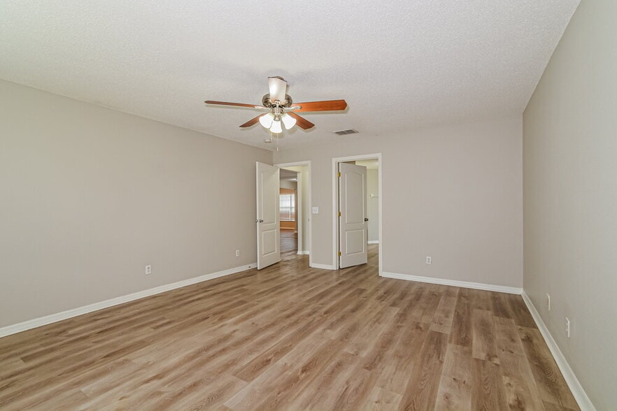 Building Photo - 942 Cork Oak Ln