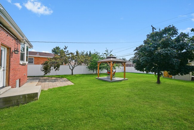 Building Photo - 1412 Balmoral Ave