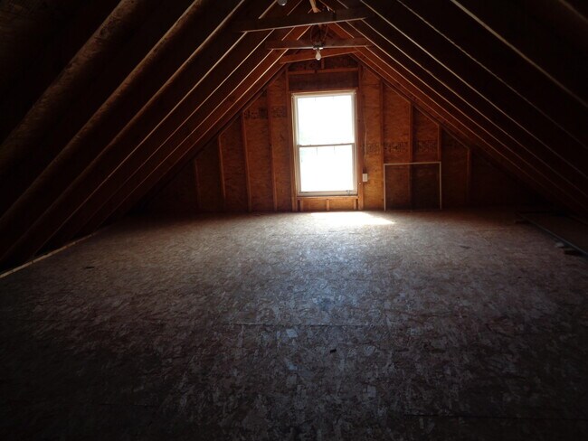 Building Photo - 4008 Meadow View Dr
