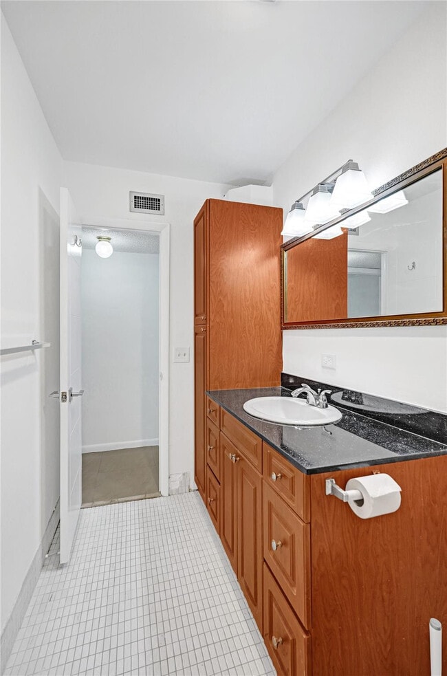 Building Photo - 5140 SW 40th Ave