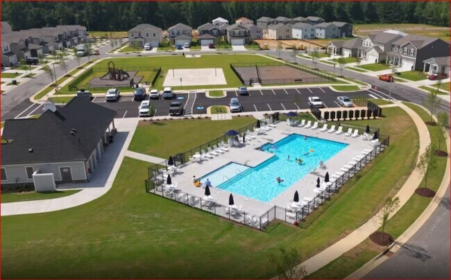 Building Photo - Approx 2700sqft, 5 bed / 3 bath featuring ...