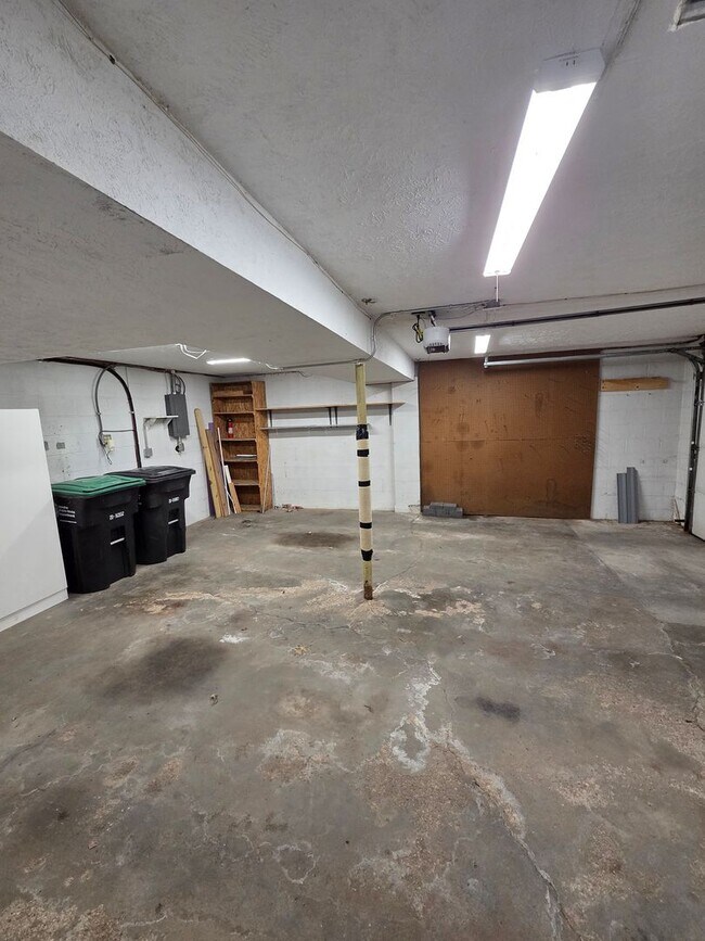 Building Photo - 3 bed 1.5 bath, 2 car garage, fenced in backyard, newly remodeled