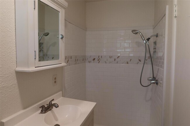 Building Photo - 1410 Sanders St