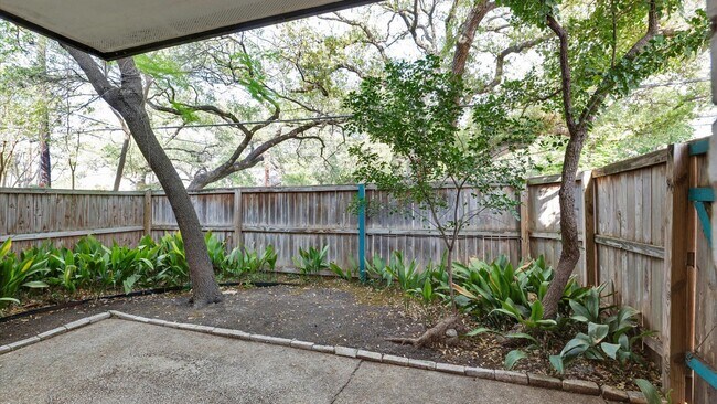 Building Photo - Stylish First-Floor Living in the Heart of San Antonio