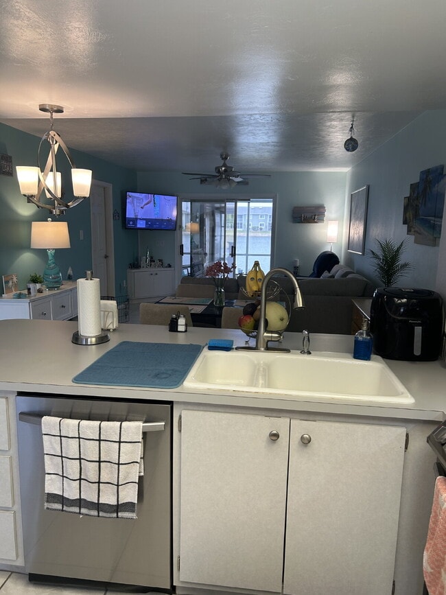 Building Photo - Room For Rent - lake front condo