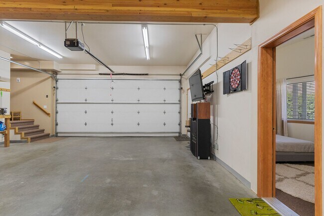 Building Photo - Luxurious Fully Furnished 3-Bedroom, 4-Bat...