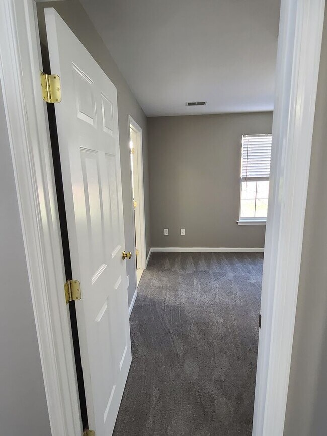 Building Photo - 3 bedroom,  2 1/2 bath town home in Waynesboro PA END UNIT