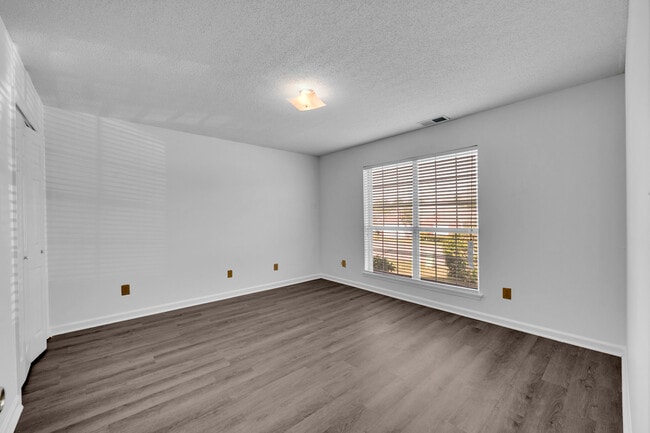 Building Photo - 6745 Lakes Edge Ln