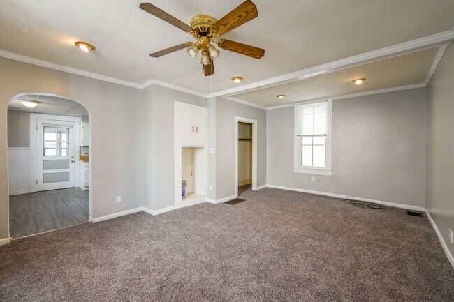 Building Photo - 2 bedroom 1 bath house with a garage in downtown New Albany