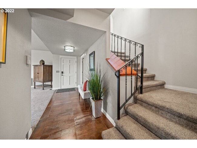 Building Photo - 5 bedroom 4 Bathroom Spectacular Townhome ~ Parking, A/C and More!