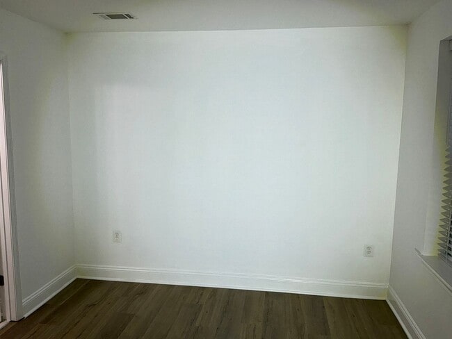 Building Photo - Beautiful 3BR 2BA condo located in the Decoverly neighborhood of Rockville