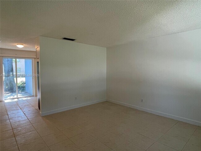 Building Photo - 501 Azalea Ave