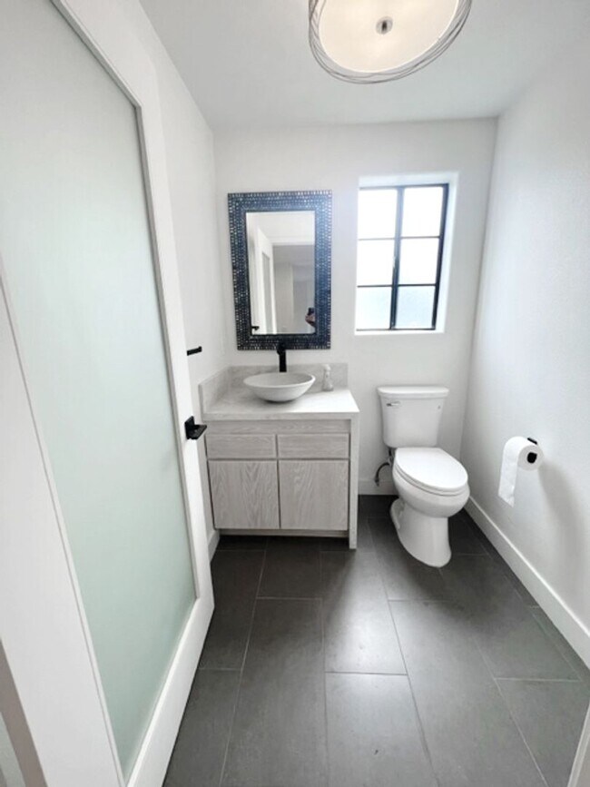 Building Photo - 4 bed 2.5 Plus bonus room in Redondo Beach.