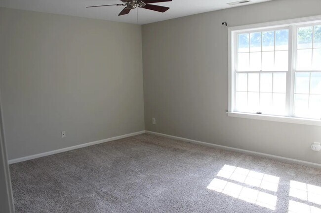 Building Photo - 609 Holly Hill Dr