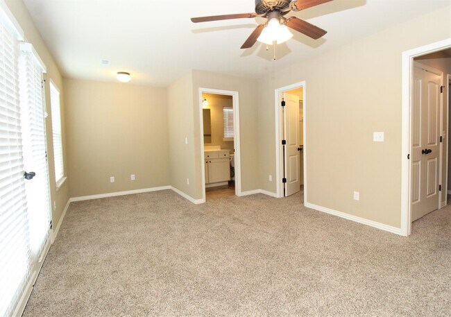 Building Photo - 656 N Longfellow Ln