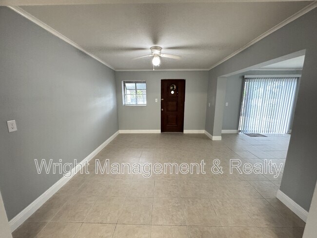 Building Photo - 427 Country Club Dr