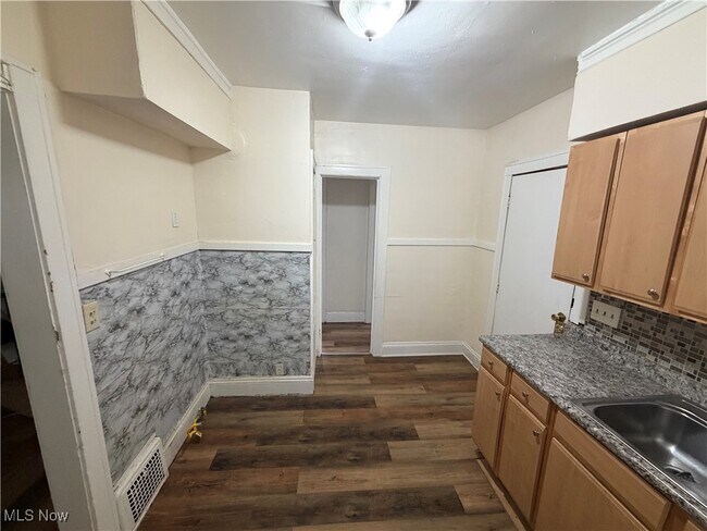 Building Photo - 924 Helmsdale Rd