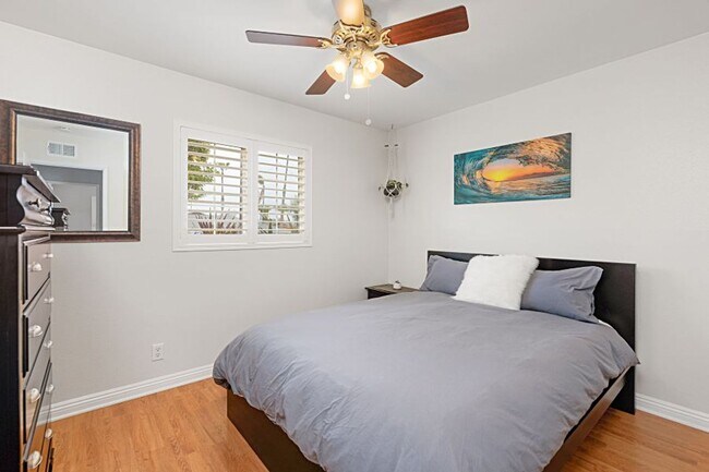 Building Photo - 3 bed 1.5 baths + 2 car garage with a larg...