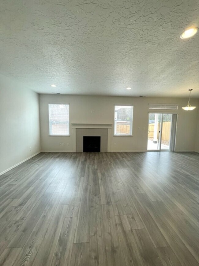 Building Photo - Beautiful like new 3 bedroom Hayden home i...