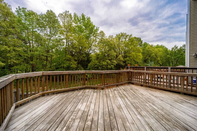 Building Photo - Three-level end unit townhome!