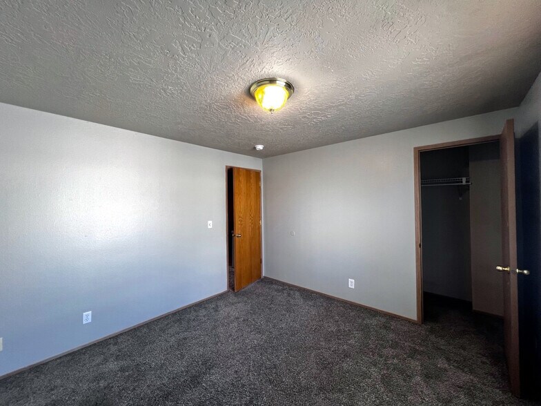 Building Photo - 4000 NE 109th Ave