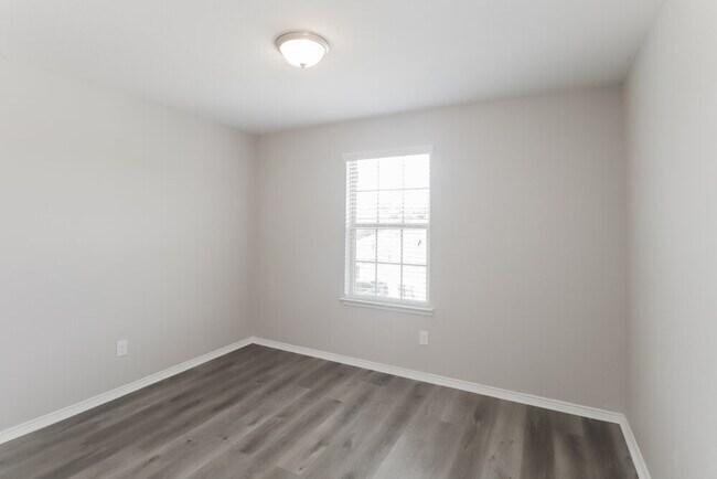 Building Photo - 1565 Acmite Ave