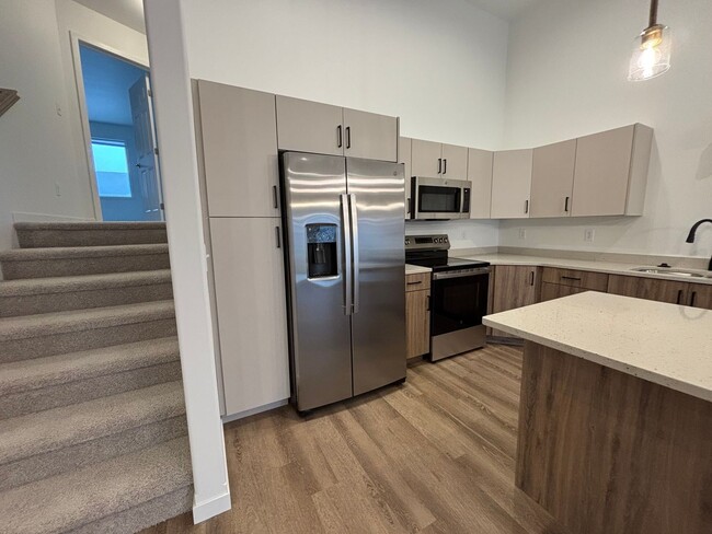 Building Photo - 3 Bed 3 Bath Townhome