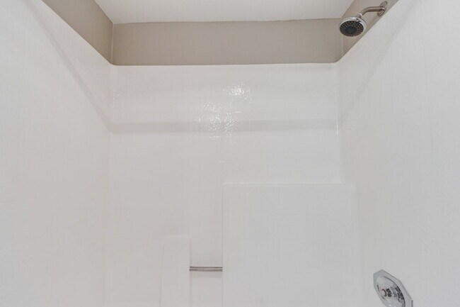 Building Photo - Smartly Designed 2-Bedroom Apartment in Pr...