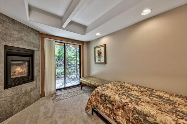 Building Photo - Gorgeous Lakeview! Pet Friendly w a Garage & AC!