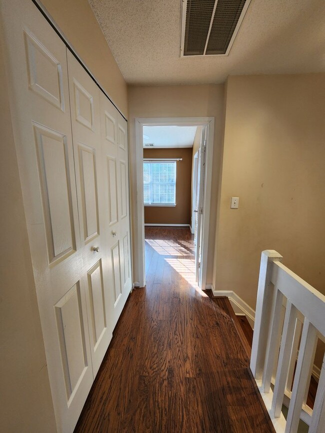 Building Photo - 2 Bedroom Townhome in Huntington Ridge