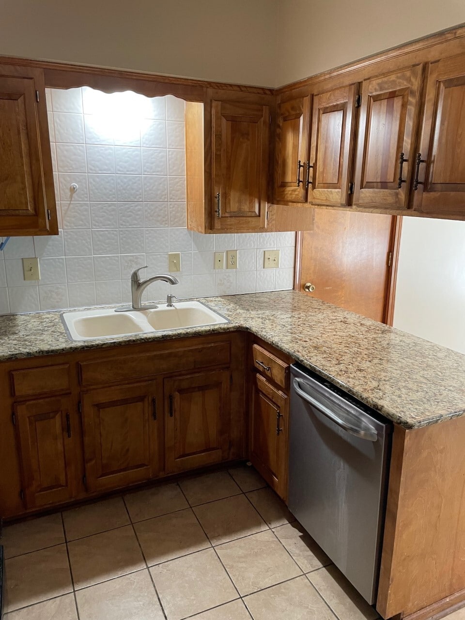 Kitchen - 15120 S Blackfeather Dr