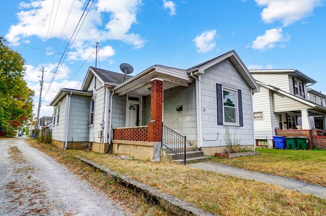 Building Photo - Two Bedroom, One Bathroom House in Hamilton