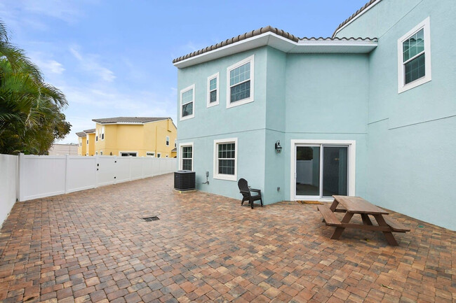 Building Photo - 132 Mediterranean Way