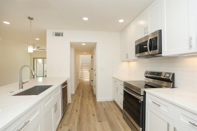 Building Photo - 2050 Augusta Dr