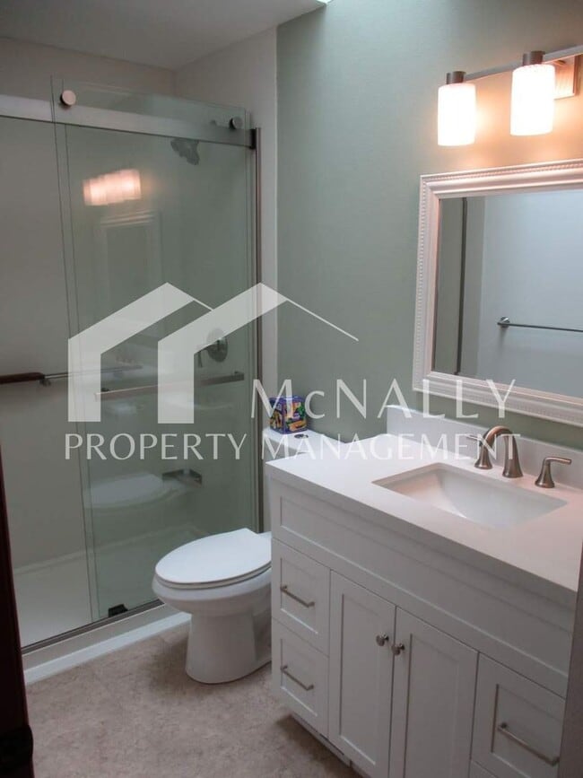 Building Photo - Charming 2 Bedroom 2 Bath Duplex