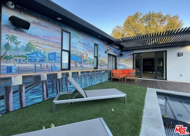 Building Photo - 22616 Oxnard St