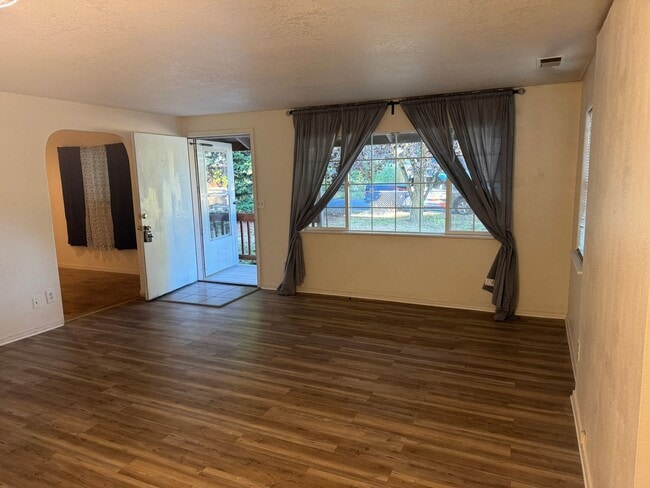 Building Photo - 2 bedroom