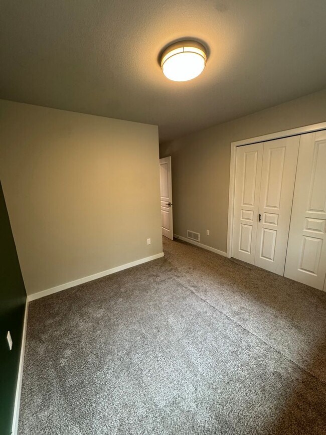 Building Photo - Stunning home in desirable Eagle River neighborhood