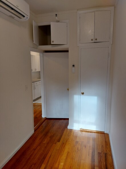 Building Photo - 156 W 95th St